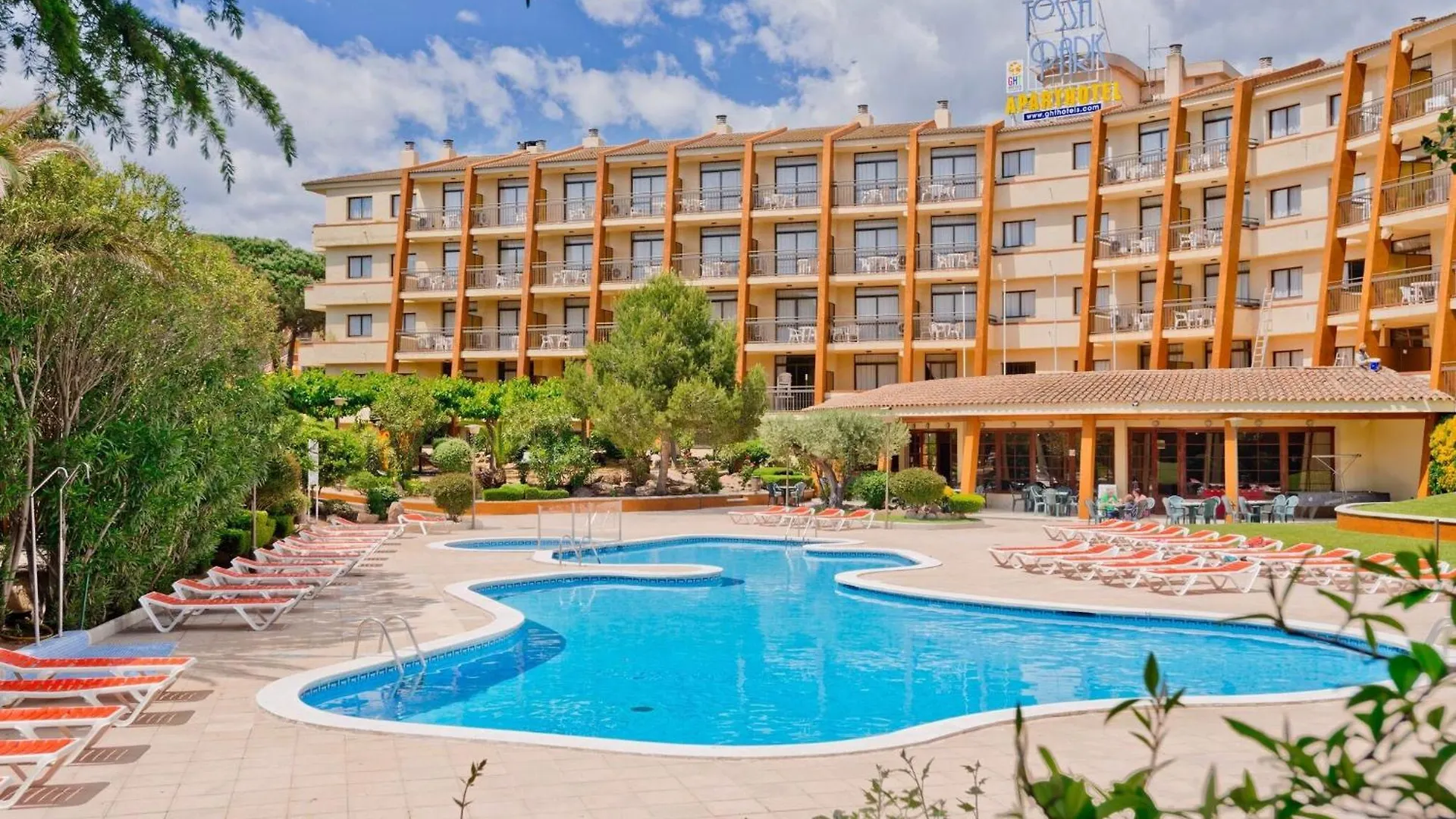 Aparthotel Tossa Park In Tossa De Mar Near Beach