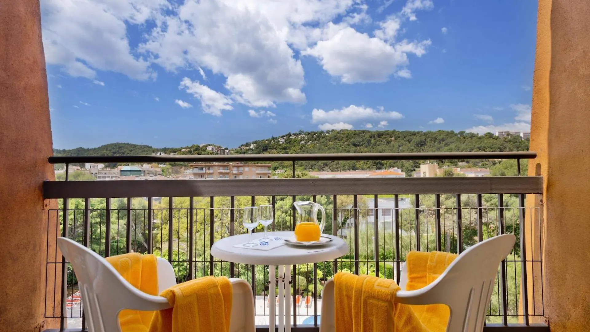 Aparthotel Tossa Park In Tossa De Mar Near Beach